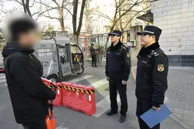 校园门口散发广告  海淀城管当场制止图片