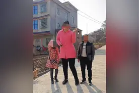 湖南23岁身高2.3米网红“巨人小莫”去世，家人拒领骨灰？村委会：她父亲说不要了视频封面