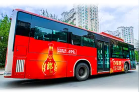 又双叒焕新！万辆第五代红花郎·10主题巴士红火出发图片