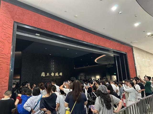 湖北省博物馆夜场火爆，游客乐享编钟音乐与清凉！