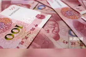 医生收到患者家属一箱牛奶，打开后发现竟是4万元现金，病情稳定后为其转入住院账户图片