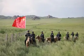 “边疆党旗红”采访团走进内蒙古  探访草原深处的守边护边力量图片