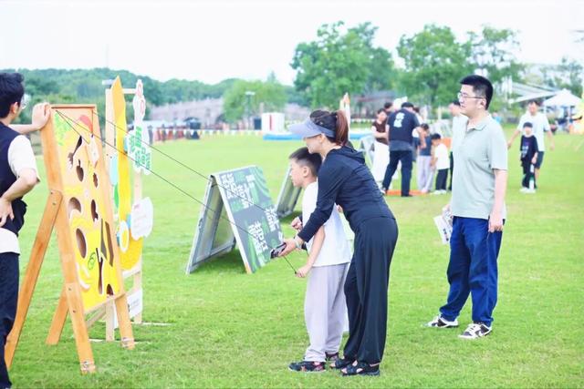 国庆遛娃好去处！能露营、能撒欢、还有巨型稻草熊