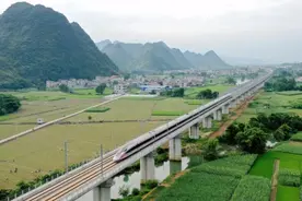 贵南高铁全线贯通 穿越中国南方喀斯特图片