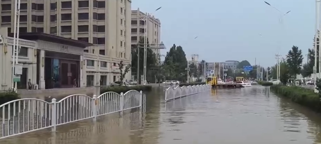 北京密云暴雨 记者雨伞险些被吹飞