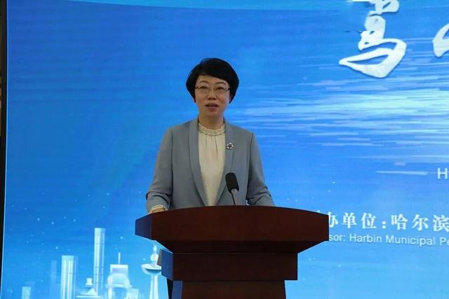 她，任市委书记