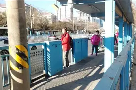 快速公交3号线安全闸门三成损坏图片