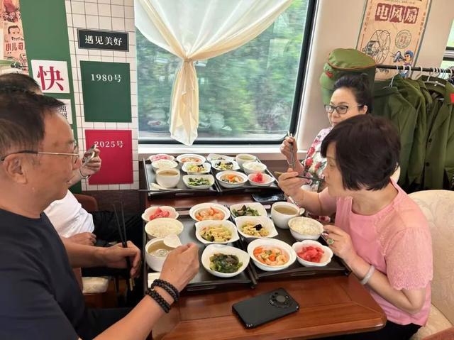 特色旅游列车上吃点啥？网友：点菜还是自助？