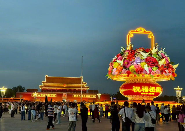 天安门广场大花篮亮灯 观花人如潮