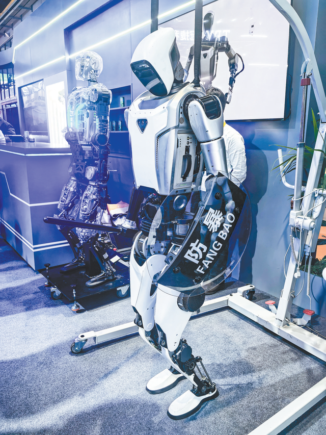 机器人当“保安”，外骨骼可“采矿”，在进博会感受中国“硬核科技”