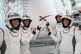 SpaceX飞船将迎人类首次商业太空行走！成员含亿万富翁图片