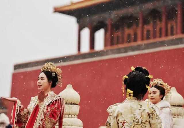 北京初雪点燃“暖经济” 古装打卡与铜锅涮肉成冬日风尚