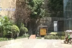 通道护栏竟然带电？小区业主触电住进医院图片