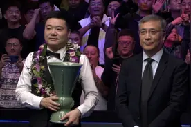 近5年首冠！丁俊晖10-7韦克林夺得国锦赛冠军，拿到生涯第15冠图片