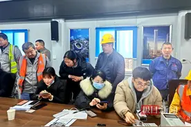 湖北十堰：建行“柜台”进工地，暖心服务解“薪”愁图片