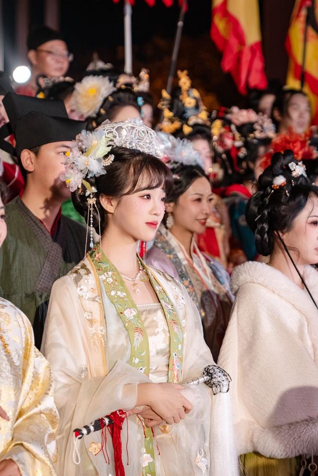 全球汉服出行日，“夜上黄鹤楼”流光溢彩