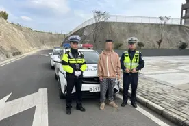 贵阳城郊惊现“双人驾驶”！副驾驶手握方向盘，只因驾驶人要表演放鞭炮……图片