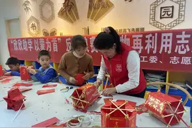 废旧红包变身大红灯笼  西乡街道倡导环保新风尚图片