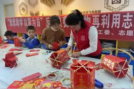 废旧红包变身大红灯笼  西乡街道倡导环保新风尚图片