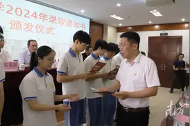 第一批汕大通知书已送达！揭阳一中74名同学现场“签收”图片