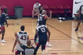 2025年状元热门弗拉格美国男篮训练赛中飙中三分+艰难补篮2+1图片