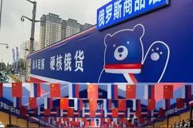 这股“蓝底白字”的风终于吹到了上海！俄罗斯人逛着逛着就气笑了：都没见过！图片