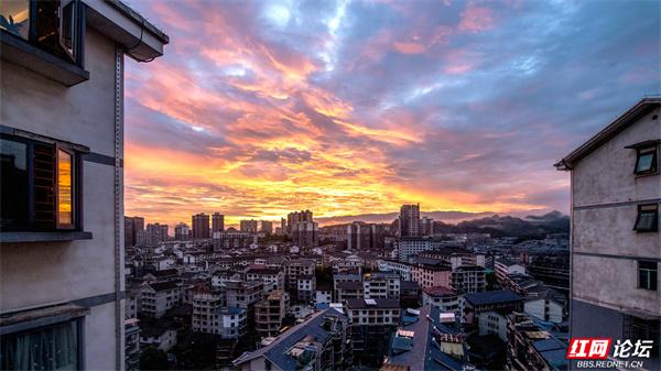 湖南通道：朝霞染天，云雾裹城，这座侗乡小城晨起即画卷