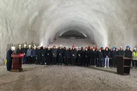 西十高铁秦楚隧道正式贯通！3小时到武汉！图片