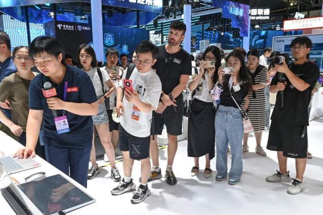 模都，随申Hi 一起AI |WAIC 2025：共赴智能时代 构筑同球共济的智能新图景