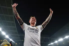 皇马不败战绩登顶欧冠，克罗斯用奖杯为俱乐部生涯告别图片