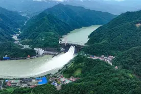 逼近汛限水位上限 柘溪水库今年首次开闸泄洪图片