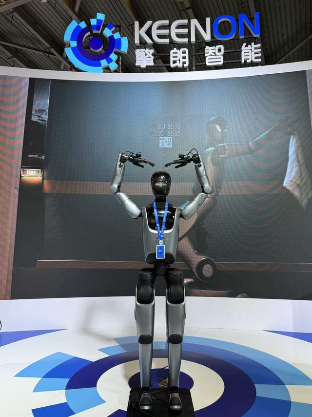 打拳击、煮咖啡、做康复训练......最大规模人形机器人亮相WAIC