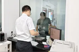 男子办理转账业务时神情紧张，银行工作人员发现不对劲赶紧报警！图片