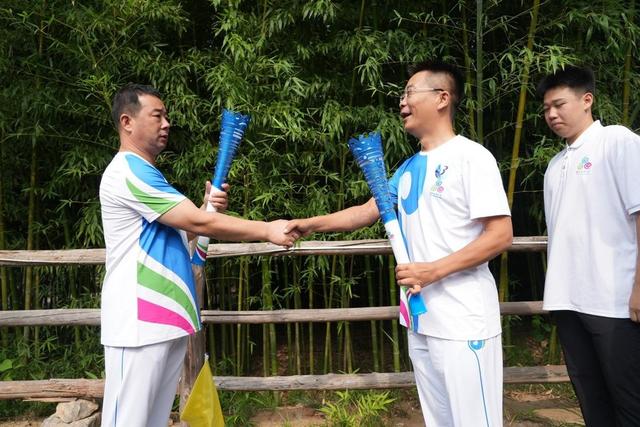 浪溪河畔引“泉炬”！2025济南国际泉水节“泉炬”传递走进平阴洪范泉群