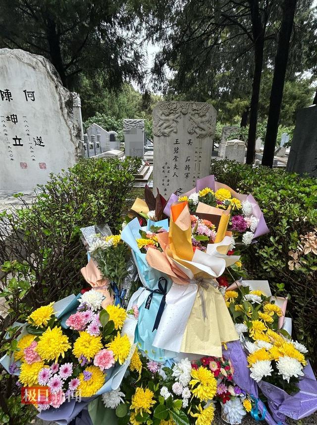 《沉默的荣耀》原型吴石将军就义44年后，与夫人的骨灰合葬于北京香山，如今墓前铺满寄托哀思的鲜花