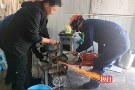 机器未断电，男子清洗绞肉机时手指不慎被卡，消防员紧急破拆救援图片