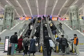 明起上海四大火车站全部进入通宵运营模式，候车室24小时开放图片
