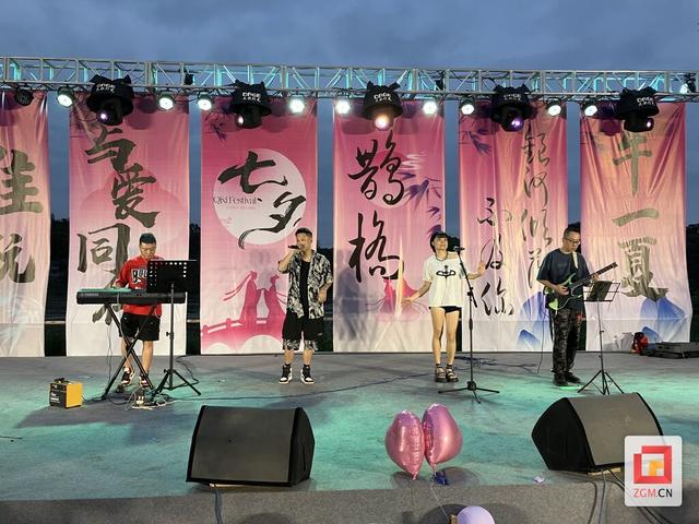 七夕香樟林 沙滩共良宵：百名青年浪漫邂逅点亮牛佛秋夜
