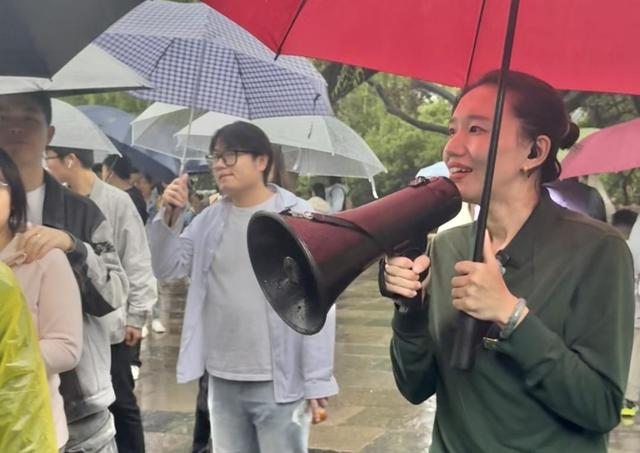 假日观|趵突泉畔代拍忙不停！公安、景区默契联动，尽显济南温度