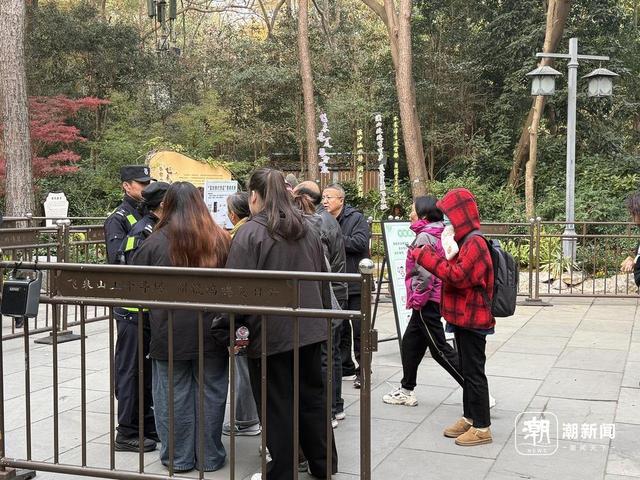 灵隐飞来峰景区免票第一天，截至17时，共接待游客26205人次