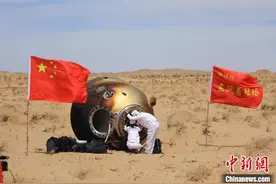 “神十九”返回舱安全着陆 3名航天员凯旋图片