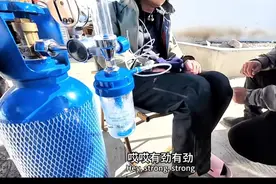 小伙到西藏旅游因高原反应在民宿昏睡，老板和驴友及时救回图片