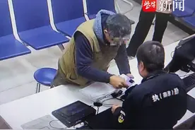 有了好心市民和民警的努力，这些失物得以重回主人怀抱图片