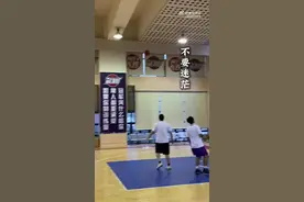 开启新征程，广州男篮队内训练，今夏加盟的郭艾伦参加合练图片