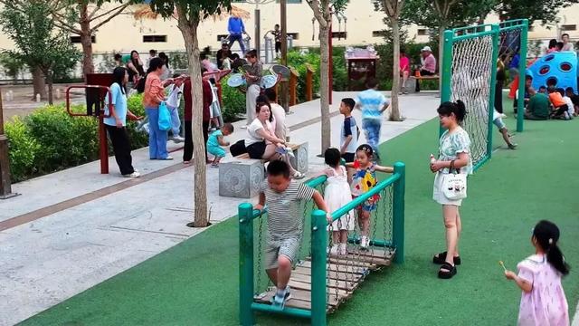 敦煌长城小游园成健康绿色游乐场