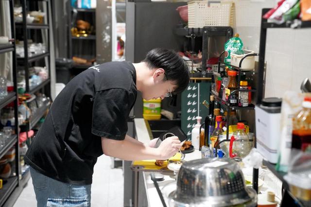 深夜直播间，年轻人的造梦场，主播光环下，厨师、跟播们都在忙什么
