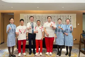 载誉而归！厦航护送奥运冠军李发彬、李雯雯返闽图片