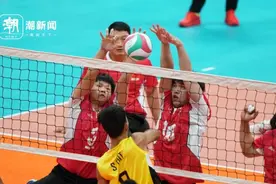 坐式排球开赛首日 坐式扣杀同样精彩图片