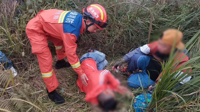 徒步发现美景登高拍照，男子不慎踩空摔伤→