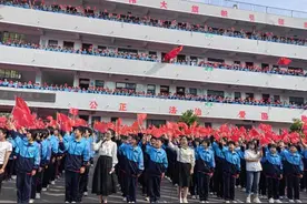河北魏县：十万学子红歌嘹亮迎国庆图片